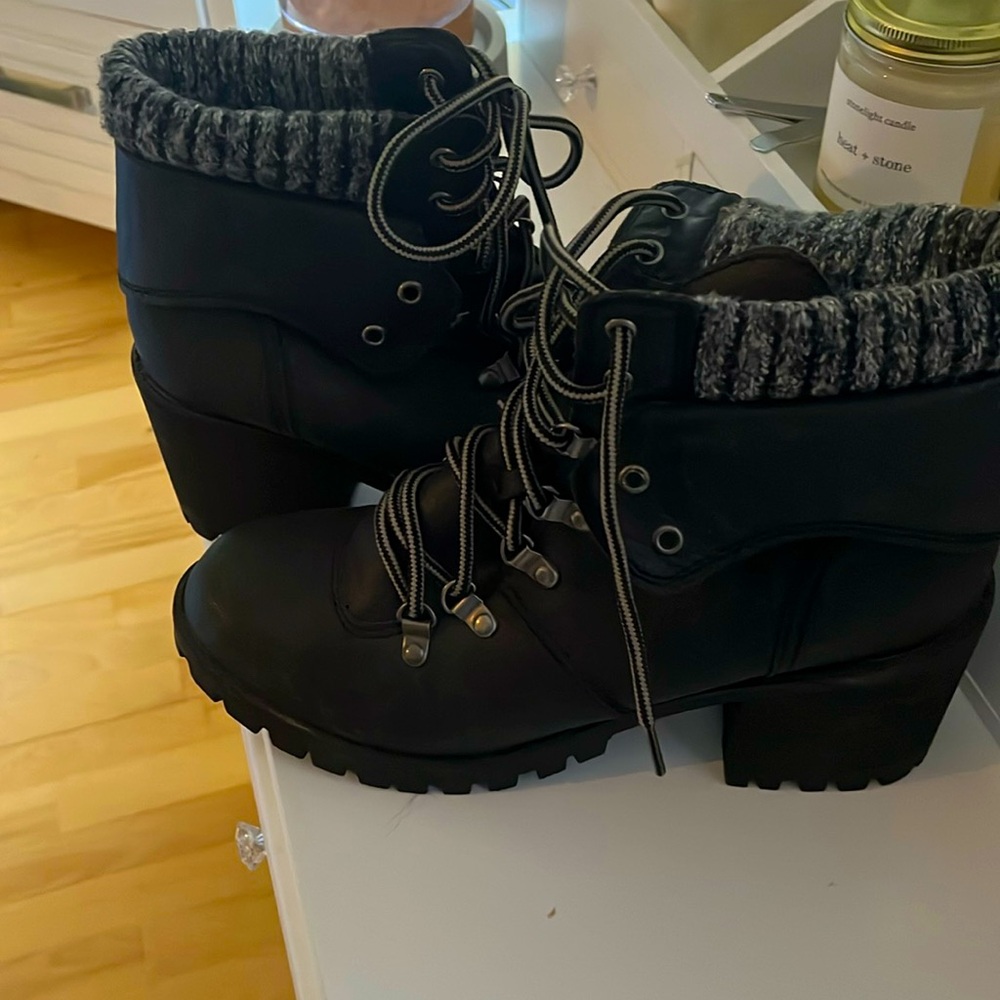 Black boots! Great condition they have a small heal!